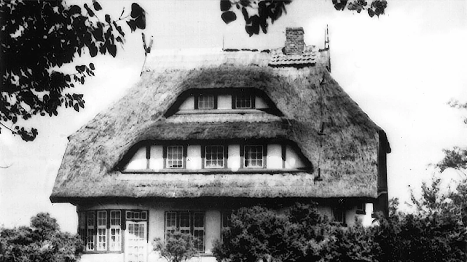 Frontansicht des reetgedeckten Haus Windhook mit Backsteinschornstein – alte Schwarz-Weiß-Fotografie