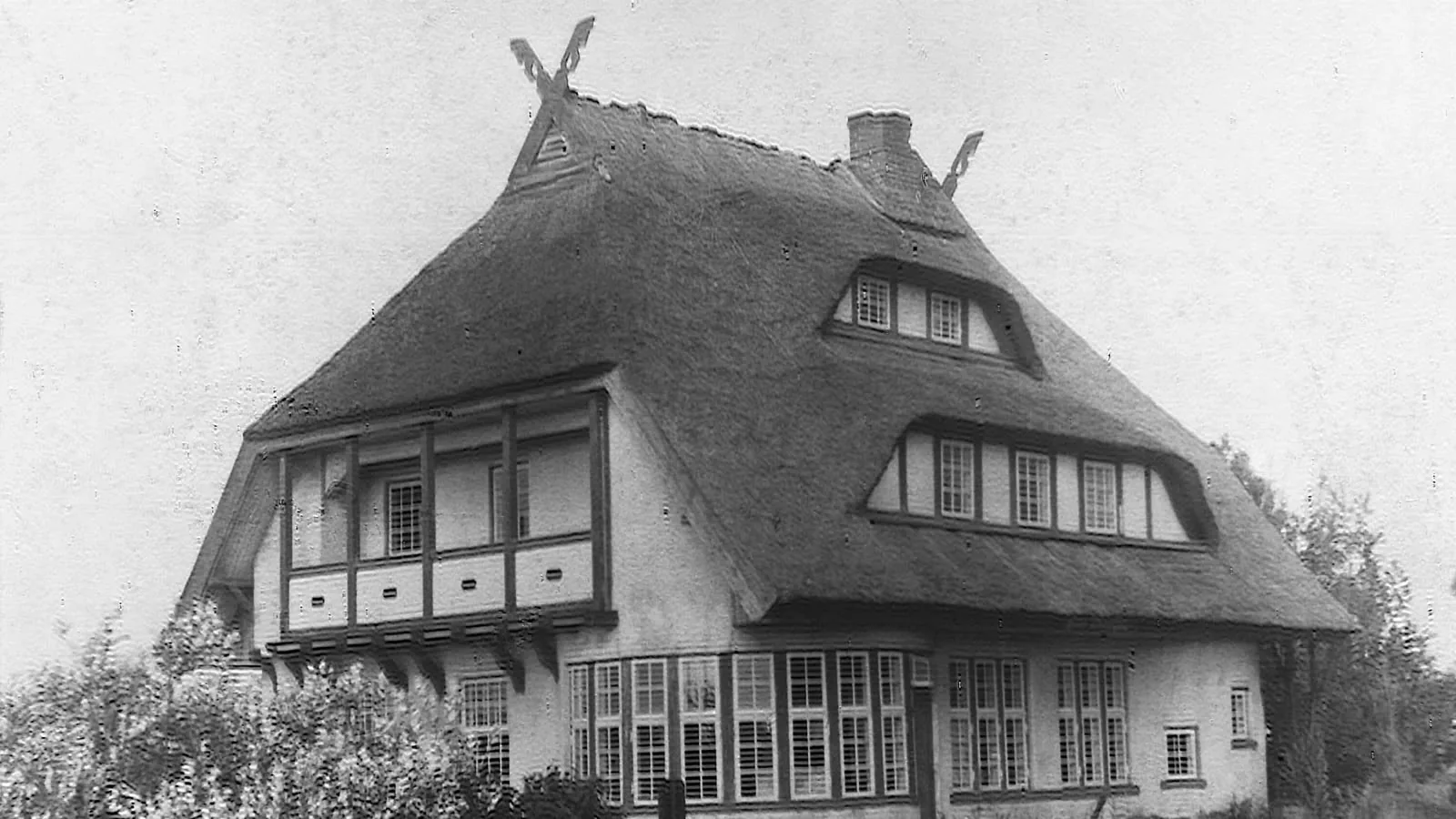 Haus Windhook mit hölzernem Erker und Fachwerk unterm Reetdach – historische Aufnahme aus Dierhagen