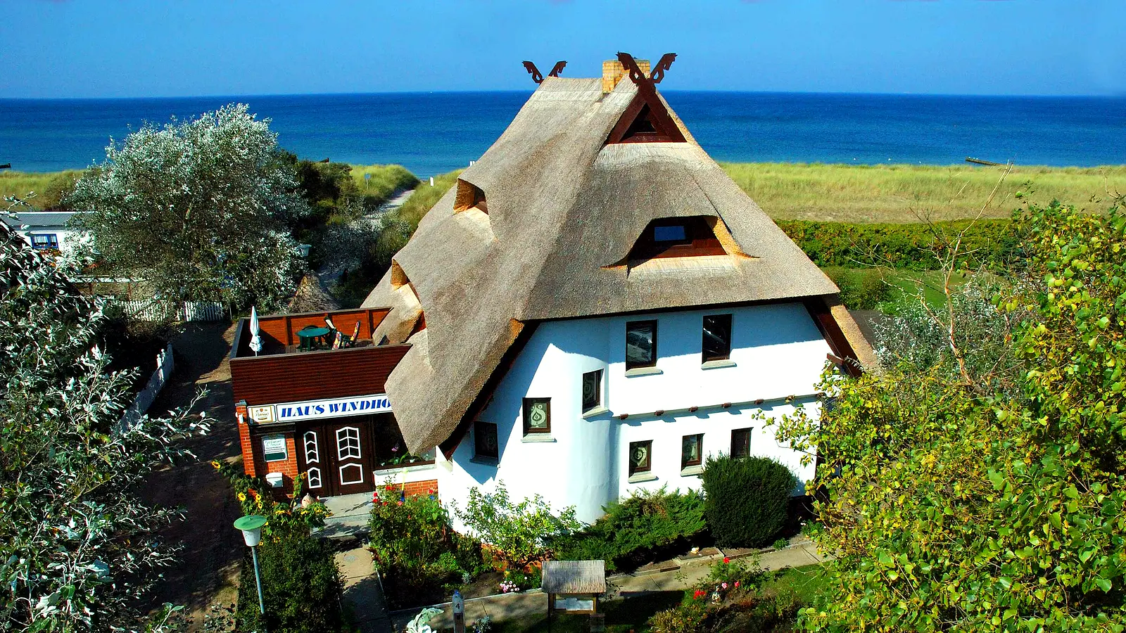 Luftaufnahme: Haus Windhook — das Reetdachhaus hinter den Dünen am Ostseestrand von Dierhagen