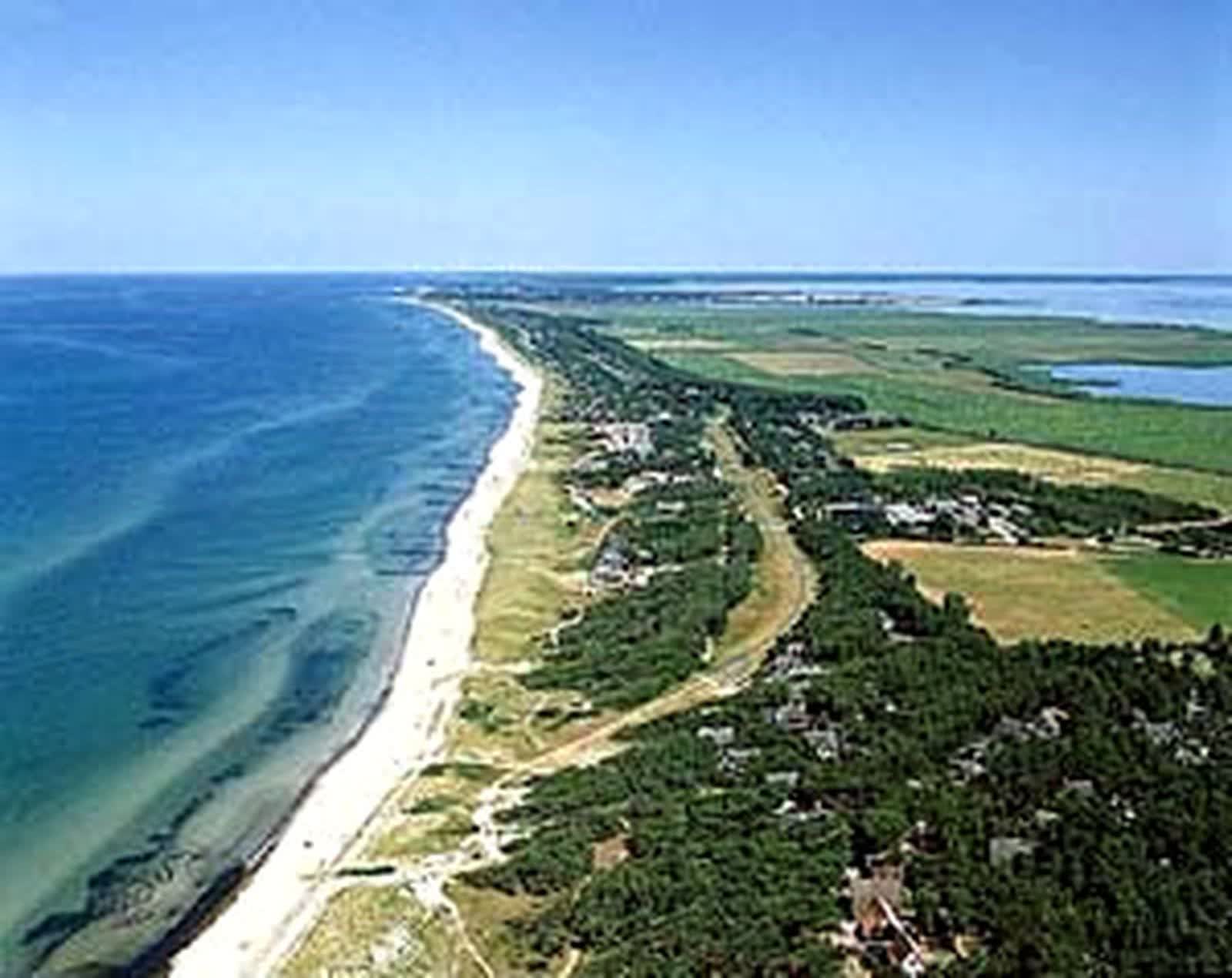 Luftaufnahme der Halbinsel Fischland-Darß-Zingst mit Ostseestrand und Bodden bei Ostseebad Dierhagen