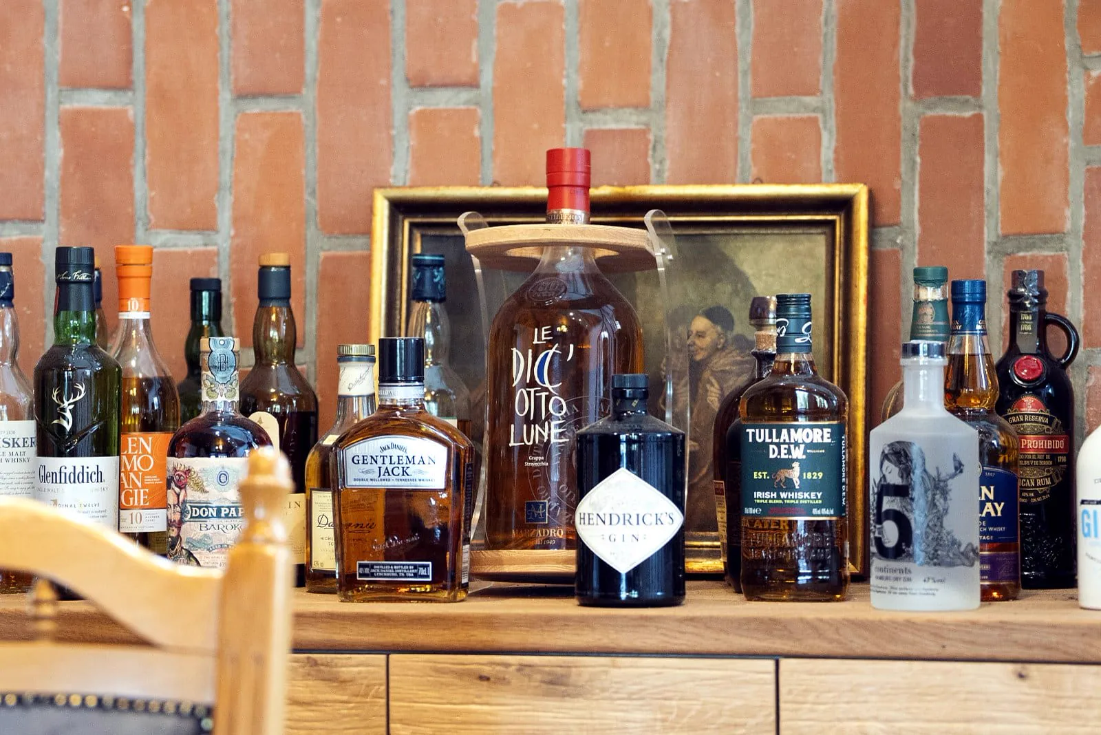 Auswahl an Whisky und Gin an der Bar im Haus Windhook