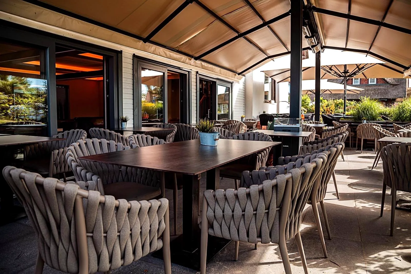 Überdachte Sonnenterrasse des Restaurants bei Tag