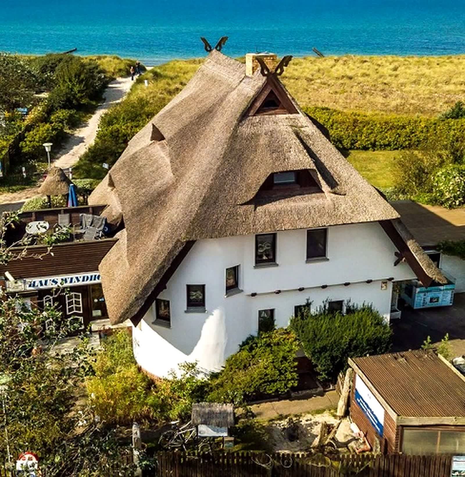 Haus Windhook — das Reetdachhaus mit Reetgiebeln und Garten, im Rücken die Ostsee, Dierhagen-Ost